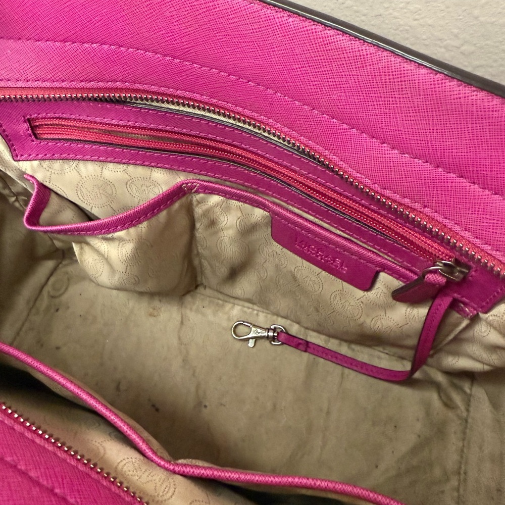 MICHAEL KORS SELMA Grommet
Saffiano Leather LG Satchel, Fuchsia pink, GUC - Picture 17 of 17